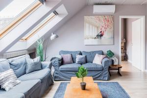 Posedenie v ubytovaní Sunny and Central 3-Bedroom Penthouse with Garage
