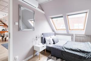 Llit o llits en una habitació de Sunny and Central Loft with Private Garage