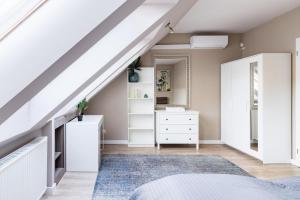 Posteľ alebo postele v izbe v ubytovaní Sunny and Central 3-Bedroom Penthouse with Garage