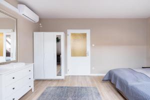 Posteľ alebo postele v izbe v ubytovaní Sunny and Central 3-Bedroom Penthouse with Garage