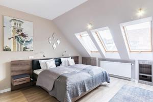 Llit o llits en una habitació de Sunny and Central Loft with Private Garage