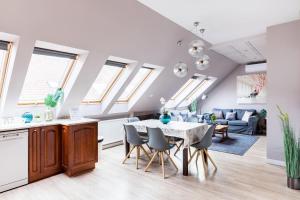 Posedenie v ubytovaní Sunny and Central 3-Bedroom Penthouse with Garage