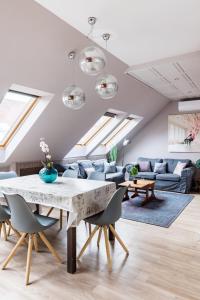 Posedenie v ubytovaní Sunny and Central 3-Bedroom Penthouse with Garage