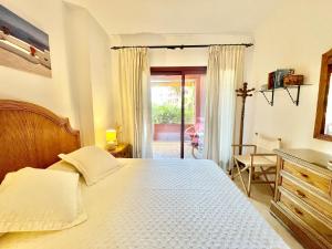 Posteľ alebo postele v izbe v ubytovaní Alicate BeachFront Marbella - EaW Homes + 21 fotografií