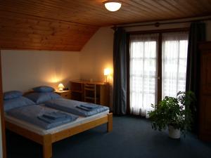 Un dormitorio con una cama con almohadas azules. en Adler Panzio en Budaörs
