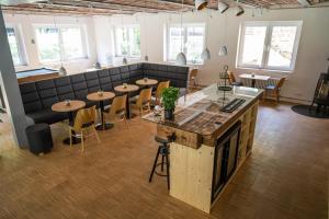 - un restaurant avec des tables et des chaises dans une salle dans l'établissement Thalmühle, à Meisdorf