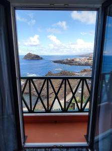 een raam met uitzicht op de oceaan bij Casa Sol y Mar in Garachico