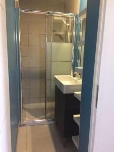 uma casa de banho com um chuveiro e um lavatório. em Jolie Villa, Piscine, 10min centre ville, WIFI em Montpellier