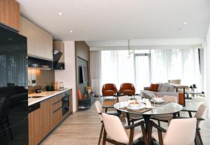 WestSide Residences by Rotana的厨房或小厨房