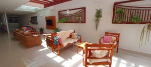 - un salon avec plusieurs chaises et une table dans l'établissement Hotel Pousada Família de Nazaré, à Cachoeira Paulista