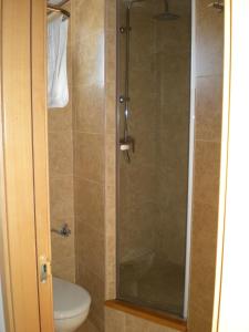 e bagno con servizi igienici e doccia in vetro. di Hotel MR a Tarragona