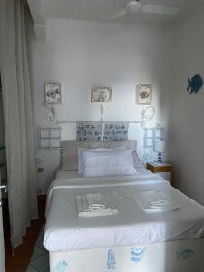 a bedroom with a bed with two plates on it at Ippocampo Blanc in San Felice Circeo