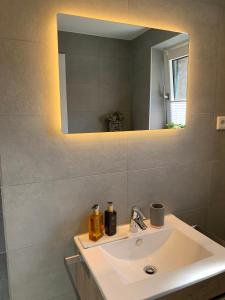 bagno con lavandino bianco e specchio di Haus Am Damm a Kleve