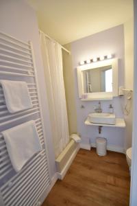 ein Badezimmer mit einem Waschbecken, einem WC und einem Spiegel in der Unterkunft Landhaus Hamm in Düsseldorf