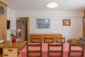 uma cozinha e sala de jantar com mesa e cadeiras em Le petit chez soi em Châtel