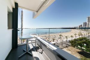 balcón con mesa y vistas a la playa en Hotel Brisa, en Benidorm