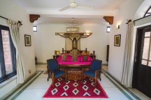 una sala da pranzo con tavolo e sedie di Devi Bhawan - A Heritage Hotel a Jodhpur