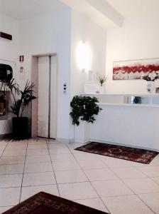 um quarto com um corredor com plantas na parede em Residence Villa Ofelia em Rimini