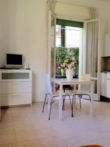 A television and/or entertainment centre at Residence Villa Ofelia