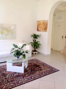 un soggiorno con divano e tavolino da caffè di Residence Villa Ofelia a Rimini