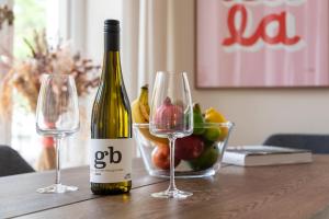 een fles wijn en twee glazen op een tafel bij Altstadt Apartments Verden in Verden