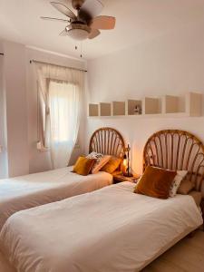 1 dormitorio con 2 camas y ventana en BEACH HOUSE !, en Tarifa