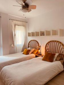 una camera con due letti e una finestra di BEACH HOUSE ! a Tarifa