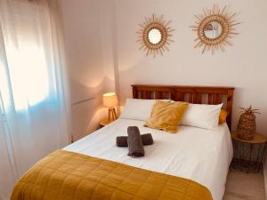 1 dormitorio con 1 cama con 2 toallas en BEACH HOUSE ! en Tarifa