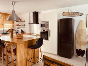 A kitchen or kitchenette at BEACH HOUSE !