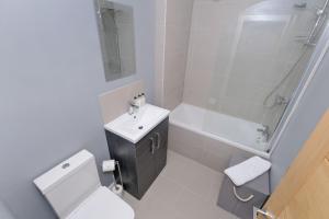 een badkamer met een toilet, een wastafel en een douche bij Orange Apartments Union Grove in Aberdeen