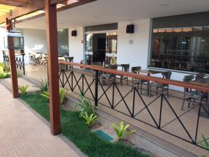 ジャウーにあるGaleria hotelの建物内のテーブルと椅子のあるレストラン