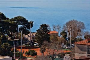 uma vista de uma cidade com o oceano ao fundo em Marvie Hotel & Health em Split