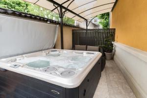 a jacuzzi tub in the middle of a patio at Villa 216 in Lyon