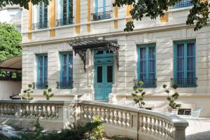 een gebouw met een blauwe deur en een balkon bij Villa 216 in Lyon