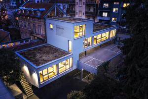 - une vue aérienne sur une maison la nuit dans l'établissement Boarding World Heidelberg, à Heidelberg