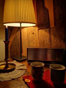 un tavolo con una lampada e due tazze su un tavolo di Casa Zefìra a Pren