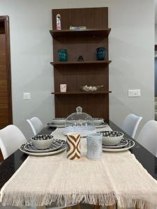 班珠尔Modern 2-bedroom unit with pool and beach access的桌子上放有盘子和碗 更多13张照片