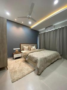 班珠尔Modern 2-bedroom unit with pool and beach access的带床和吊扇的卧室
