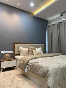 sypialnia z dużym łóżkiem i stolikiem nocnym w obiekcie Modern 2-bedroom unit with pool and beach access w mieście Bandżul