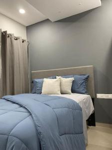 Modern 2-bedroom unit with pool and beach access客房内的一张或多张床位