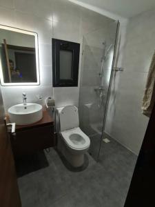 Modern 2-bedroom unit with pool and beach access的一间浴室