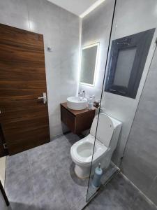 Modern 2-bedroom unit with pool and beach access的一间浴室