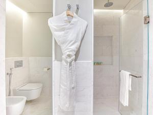 y baño blanco con ducha y aseo. en Luxury Living & Views -St Regis High Floor Suite 4 by Exclusive Holiday Homes en Dubái