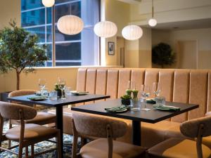 Leonardo Royal Hotel Birmingham的休息区