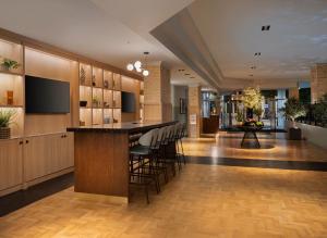 バーミンガムにあるLeonardo Royal Hotel Birminghamのロビー(バー、椅子付)