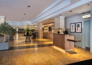 バーミンガムにあるLeonardo Royal Hotel Birminghamの建物内の受付のあるロビー