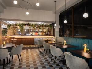 Leonardo Royal Hotel Birmingham酒廊或酒吧区