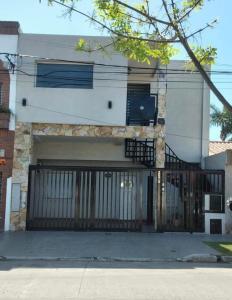 聖菲的住宿－Excelente Departamento a 10 cuadras de Bv，一座房子,设有大型车库和大门