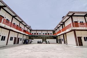 an empty courtyard of a building with motorcycles parked at SPOT ON 91699 Homestay Hj Lela Syariah in Pekanbaru
