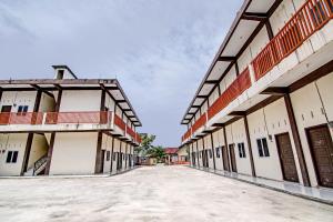 an empty courtyard of a building with a sky at SPOT ON 91699 Homestay Hj Lela Syariah in Pekanbaru